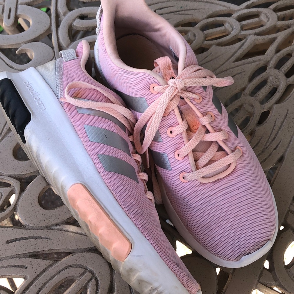 Girls lightly worn Nike sneakers kids size 4.